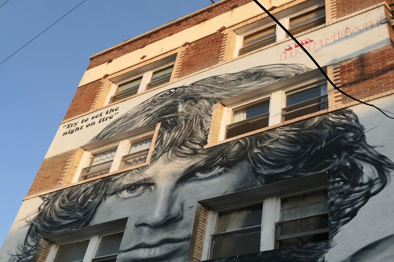 Wandgemälde von The Doors-Sänger Jim Morrison am Venice Beach. – Bild: Lukas Hoffmann /​ WDR /​ WDR/​Lukas Hoffmann