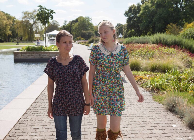 Jule (Maja Hieke) erzählt Alva (Annalisa Weyel), dass sie das Angebot für Olivias Modeljob erhalten hat. – Bild: MDR/​Saxonia Media/​Paul-Ruben Mundthal