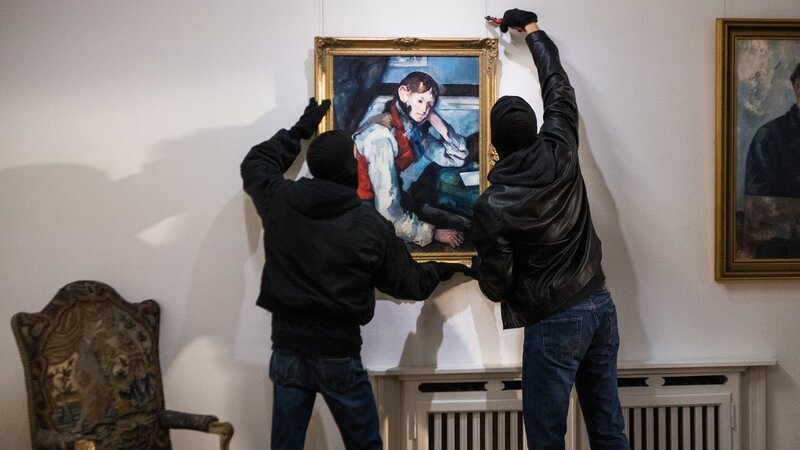 Wissen genau, welche Bilde sie rauben wollen: Die Räuber nehmen sich das Bild «Der Knabe mit der roten Weste» von Paul Cezanne. – Bild: SRF/​Samuel Schalch
