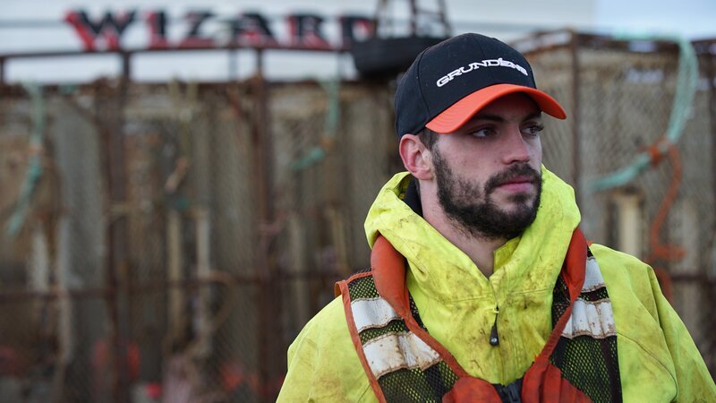 Deckhand Tyler Gateman watches the Wizard greenhorns bait a crab pot. – Bild: Discovery Communications
