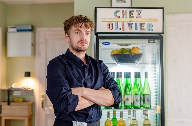 Aaron Mahler (Nikolay Sidorenko) ist der Koch im ‚Chez Olivier‘. Er und Geschäftsführer Oliver Berg hatten Streit. – Bild: ORF/​ONE GATE/​ARD/​Thorsten Jander