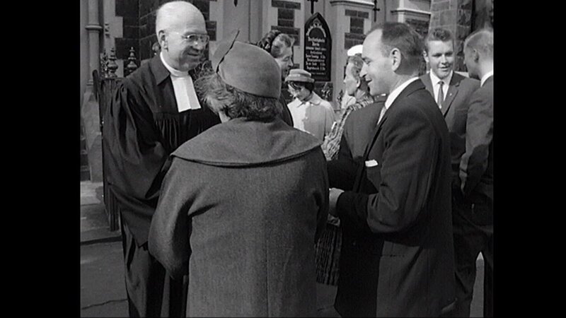 Pastor Steiniger von der Dreifaltigkeitskirche in Melbourne im Gespräch mit Deutsch sprechenden Gemeindemitgliedern. – Bild: BR/​WDR