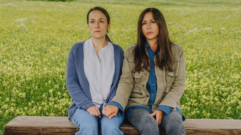 Katja Baumann (Simone Thomalla) ist die einzige, die Maria Ronzheimers (Judith Toth) Missbrauchsvorwürfe gegen ihren Vater glaubt. – Bild: Romance TV