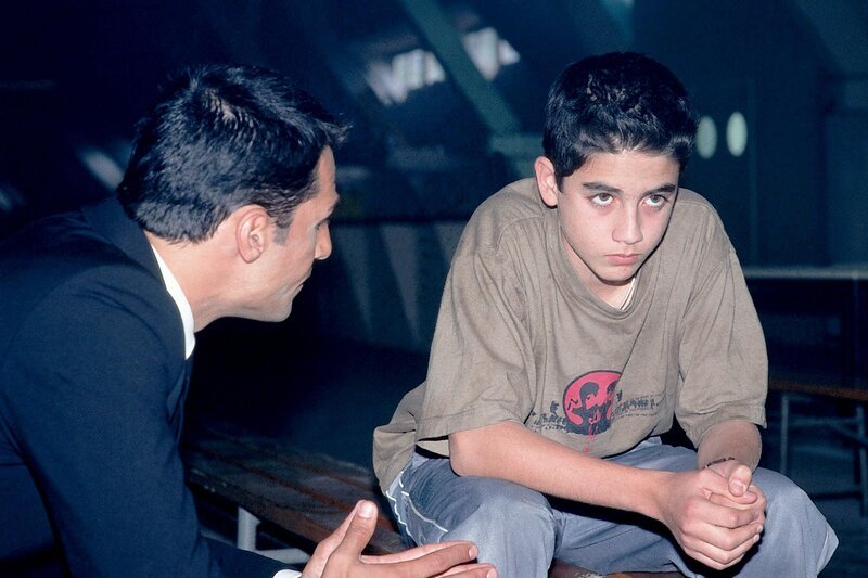 Toprak (Erol Sander) befragt Timur Günay (Tona Ünal). – Bild: ORF