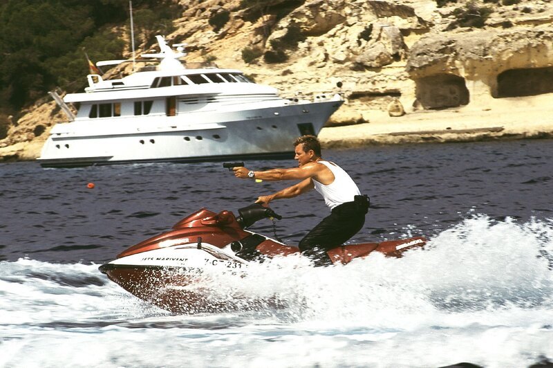 Jan (Nick Wilder) versucht den flüchtigen Bombenleger Lesniak mit dem Jet-Ski zu stellen … – Bild: TVNOW /​ Frank Hempel