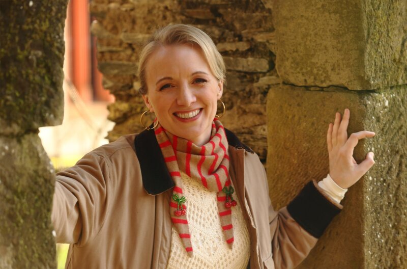 SWR-Moderatorin Anna Lena Dörr besucht auf Expedition durch den Hunsrück verwunschene Burgruinen und Orte mit besonderem Zauber. – Bild: SWR/​Thomas Keck