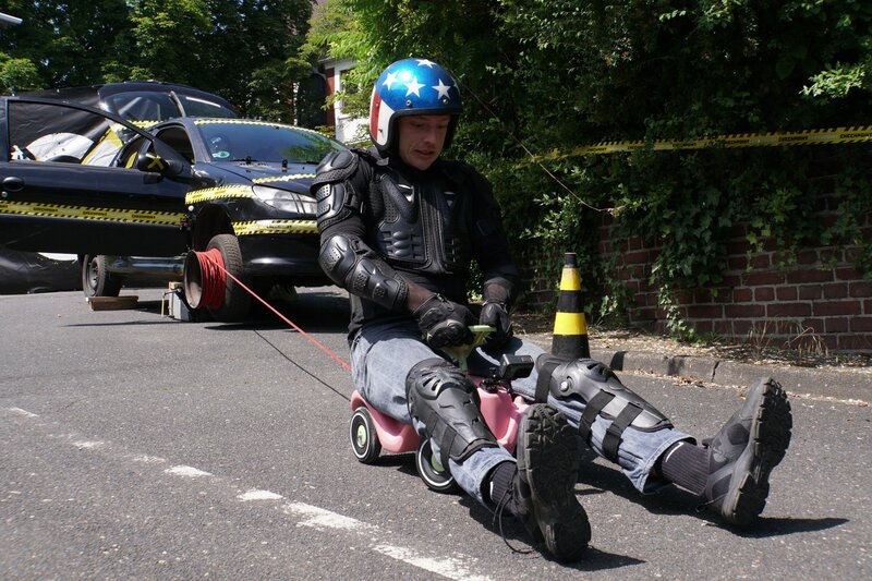 Lift statt schieben! Kenneth testet eine Rutschauto-Rückholvorrichtung. – Bild: ZDF/​Laura Dalinghaus
