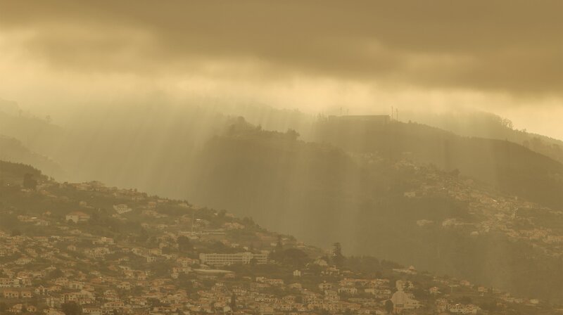 Lichtspiel in der Inselhauptstadt Funchal. – Bild: NDR/​Christian Schidlowski