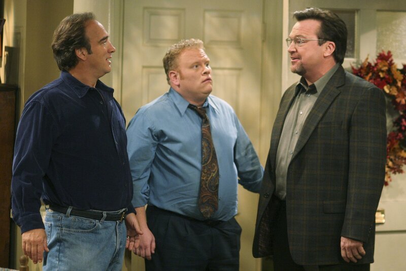 Bear“ – Cheryl’s gynecologist forbids her from having sex with Jim until the time is right to get pregnant, and Jim eats crow in order to win a huge account from a blowhard potential client (Tom Arnold), on „According to Jim,“ TUESDAY, NOVEMBER 30 (9:00⁠–⁠9:30 p.m., ET), on the ABC Television Network. JIM BELUSHI, LARRY JOE CAMPBELL, TOM ARNOLD – Bild: Disney