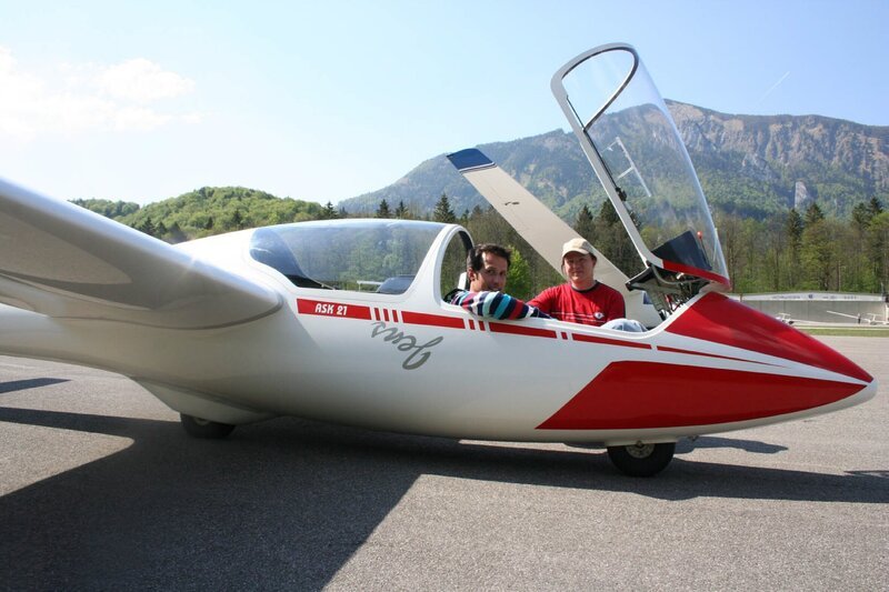 Willi bekommt vom Segelfluglehrer Stefan Brockelt erklärt, wie ein Segelflugzeug funktioniert und wie man es steuert. – Bild: BR/​megaherz gmbh