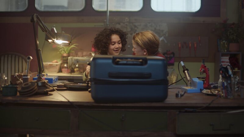 Saïd und Anna sind allein im Repair Shop. – Bild: SWR/​Phanta Basta!/​Indi Film