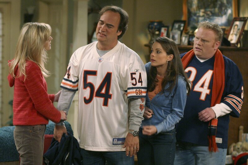 101665_0093 -- ACCORDING TO JIM – ŇPoking the BearÓ Đ CherylŐs gynecologist forbids her from having sex with Jim until the time is right to get pregnant, and Jim eats crow in order to win a huge account from a blowhard potential client (Tom Arnold), on ŇAccording to Jim,Ó TUESDAY, NOVEMBER 30 (9:00⁠–⁠9:30 p.m., ET), on the ABC Television Network. (ABC/​MICHAEL ANSELL) COURTNEY THORNE-SMITH, JIM BELUSHI, KIMBERLY WILLIAMS-PAISLEY, LARRY JOE CAMPBELL; 101665_0093 -- ACCORDING TO JIM – „POKING THE BEAR“ (ABC/​MICHAEL ANSELL) COURTNEY THORNE-SMITH, JIM BELUSHI, KIMBERLY WILLIAMS-PAISLEY, LARRY JOE CAMPBELL – Bild: Disney