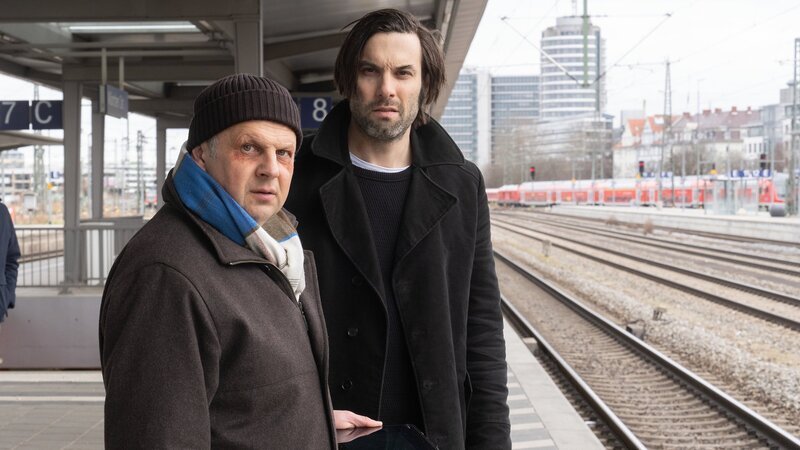 Von links: Anton Simhandl (Gerhard Wittmann) und Lukas Laim (Max Simonischek) verfolgen ein Handysignal. – Bild: 3sat