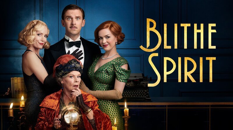 v.l.n.r. Elvira Condomine (Leslie Mann), Charles Condomine (Dan Stevens) und Ruth Condomine (Isla Fisher) und Madame Cecily Arcati (Judi Dench, vorne). – Keyvisual – Bild: WDR/​Blithe Spirit Productions Ltd. All Rights Reserved.