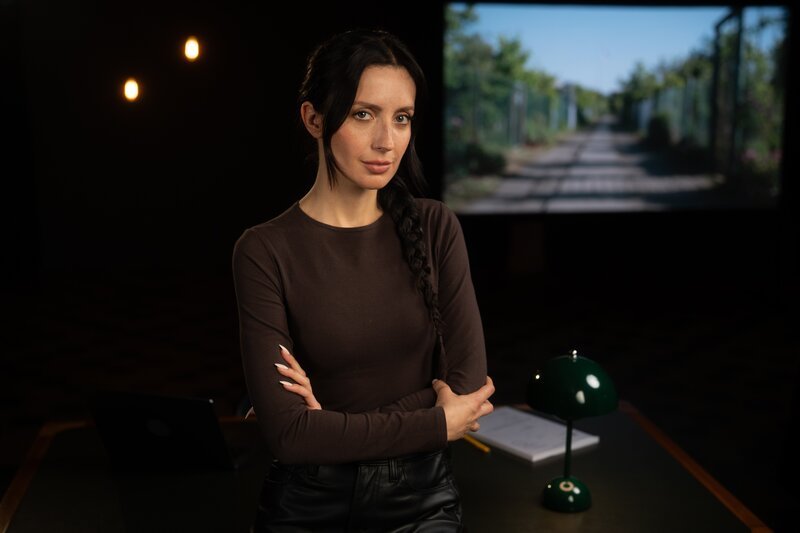 Moderatorin Paulina Krasa stellt den Fall „Tödliche Idylle“ vor, bei dem drei Tote in einer Kleingartenanlage gefunden werden. – Bild: ZDF und Tobias Schütze