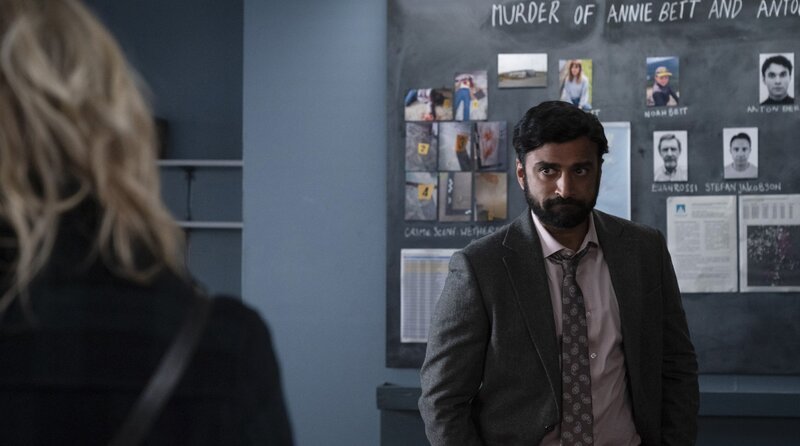 PC Tibu Fortes (Harry Lamont) trägt den Ermittlungstand zusammen. – Bild: ITV Studios