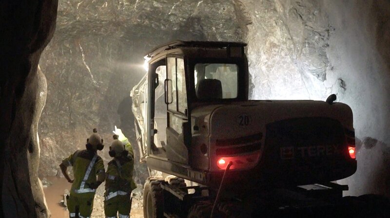 Arbeiter im Berg begutachten die Abbau Stelle. – Bild: SWR/​Wilde.Stein/​Paul Tzschop