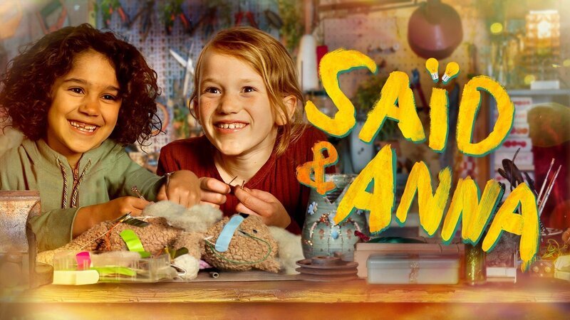 Saïd (6) und Anna (7) sind beste Freunde und hängen jeden Tag in der Werkstatt von Saïds Eltern ab. – Bild: KiKA