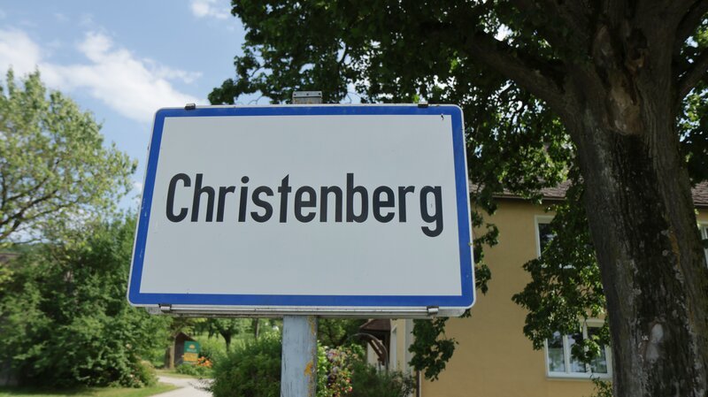 Ortstafel Christenberg. – Bild: ServusTV /​ GloriaFilm /​ Thomas Beckmann /​ Gloriafilm e.U.