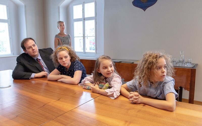 Notar Bach (Thomas Mraz), Karin Donnersberg (Eva Herzig), Kristina Köhler (Alice Posser), Judy Köhler (Isabel Steszgal), Benni Köhler (Felix Staudigl). – Bild: ORF