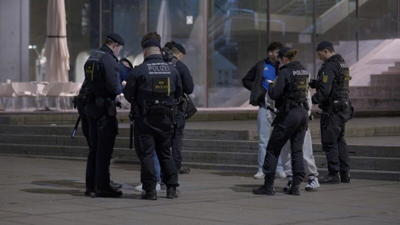 Die Polizei kontrolliert an Freitag- und Samstagabenden rund um den Stuttgarter Schlossplatz die Einhaltung der Messerverbotszone. – Bild: BR