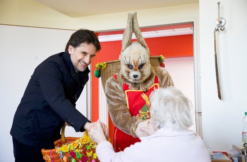 Oliver Mommsen (links) unterstützt einen der dienstältesten Osterhasen Deutschlands bei seiner Arbeit. – Bild: MDR/​Alexandra Helbach