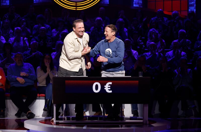 Rateteam-Kapitän Wotan Wilke Möhring (r.) mit Sänger Sasha (r.), auch bekannt als Dick Brave. – Bild: ARD/NDR/UFA SHOW & FACTUAL/Morris Mac Matzen Rateteam-Kapitän Wotan Wilke Möhring (r.) mit Sänger Sasha (r.), auch bekannt als Dick Brave. – Bild: ARD/NDR/UFA SHOW & FACTUAL/Morris Mac Matzen