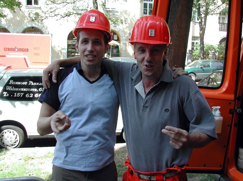 Willi Weitzel (li.) ist unterwegs in der Kanalisation. – Bild: BR