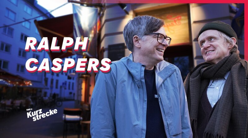 Autor und Moderator Ralph Caspers verbringt Zeit mit SWR Moderator Pierre M. Krause; er zeigt Pierre sein Büro und die Küche. – Bild: SWR