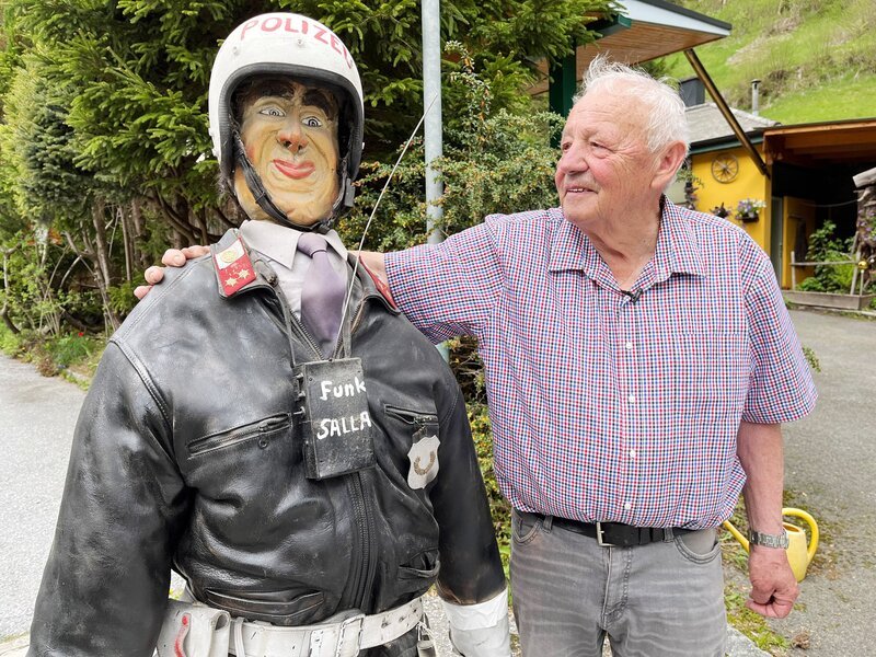 Jakob Schrotter mit Figur. – Bild: ORF/​RANFILM
