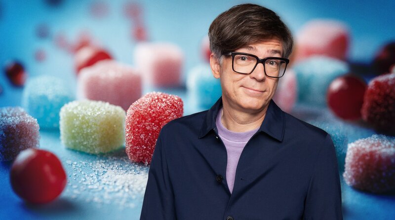 Dass Zucker nicht gesund ist, weiß jeder. Dennoch ertappen wir uns immer wieder dabei, dass wir mehr davon essen, als wir eigentlich möchten. Quarks zeigt, woran das liegt – und was wirklich dagegen hilft. – Die Sendung moderiert Ralph Caspers. – Bild: WDR/​Tilman Schenk/​KI