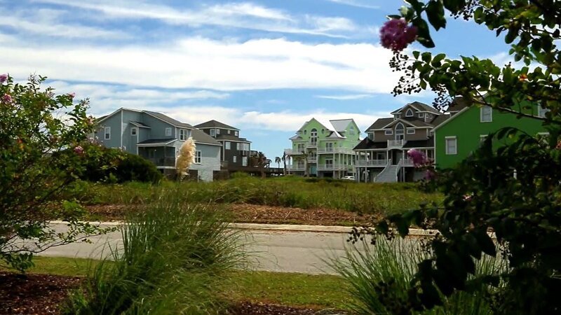 Tim und Amanda aus New York City verbringen ihre Ferien seit fünf Jahren zusammen mit ihren Kindern regelmäßig auf Topsail Island in North Carolina und haben sich Hals über Kopf in die Insel verliebt. Das hektische Leben in der 8,5 Millionen-Metropole ist der Familie inzwischen zu anstrengend geworden – und so haben sie beschlossen, Lärm und Verkehrschaos gegen einsame Stände und eine frische Meeresbrise zu tauschen. Da Tim und Amanda beruflich flexibel sind, steht dem Inselleben nichts mehr im Weg. – Bild: Tanja Bachetzky /​HGTV