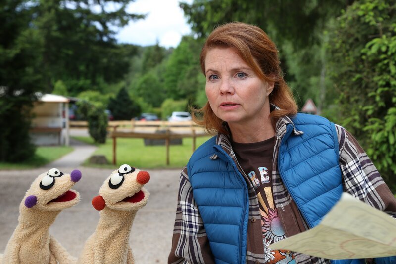 Die Campingplatzbesitzerin (Annette Frier) und die Erdmännchen finden eine Schatzkarte. – Bild: NDR/​bigSmile