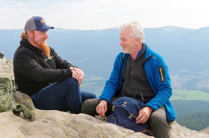Von links: Lucki Maurer und Werner Schmidbauer auf dem Osser im Bayerischen Wald. – Bild: BR/​Werner Schmidbauer