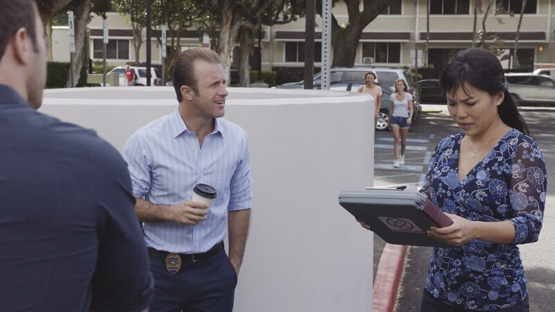 L-R: Danny ‚Danno‘ Williams (Scott Caan), DMV Instructor (Cathy Tanaka) – Bild: CBS Broadcasting, Inc.