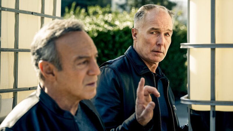 L-R: Jeff Mumford (Peter Onorati) and Robert Hicks (Patrick St. Esprit) – Bild: ORF/​Sony Pictures/​CBS