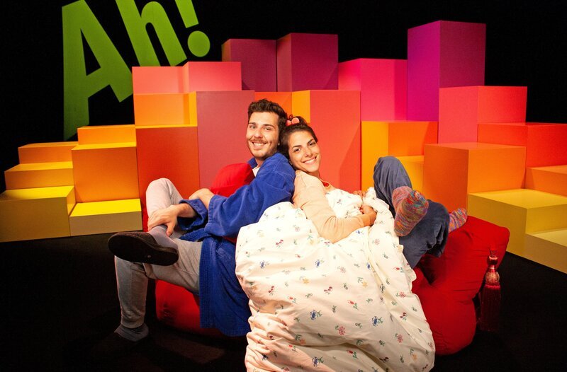 Tarkan und Clarissa beschäftigen sich mit dem Thema „Ab auf die Couch“. – Bild: WDR/​Thorsten Schneider