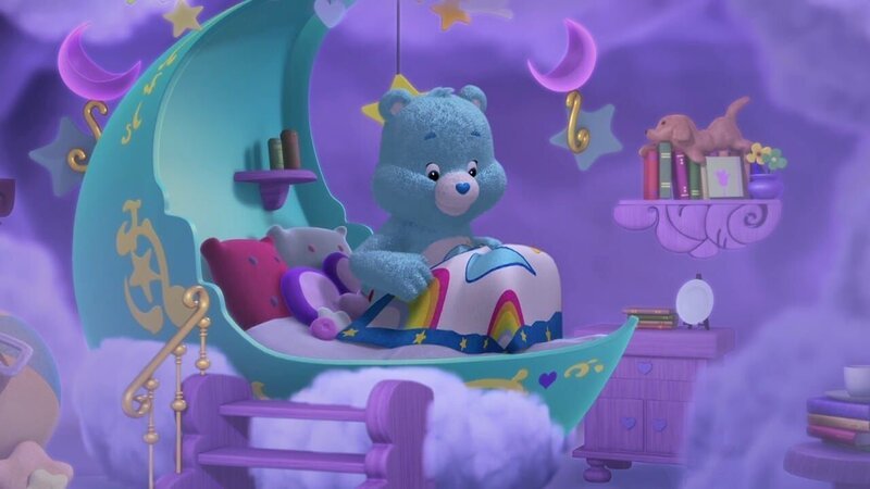 Schlummerbärchi steht am Abend auf, um süße Träume zu bringen. – Bild: KiKA/​TCFC