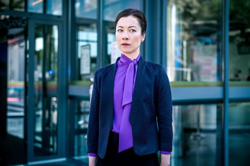 Die Diplomatin Bao Chen (Nina Fog) dachte, dass sie davonkommt, wenn sie den Killer ans Messer liefert. – Bild: ORF/​Satel Film/​Luca Breuer