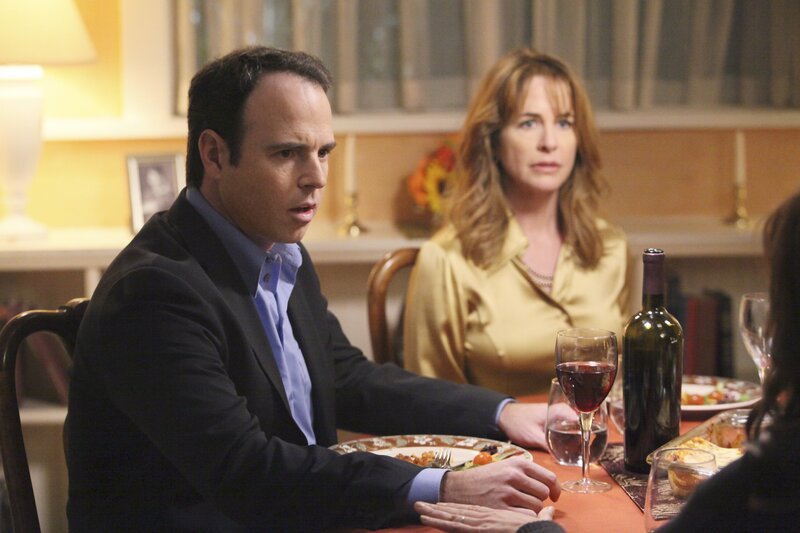 Susan versucht alles, damit Julie ihr ungeborenes Kind nicht an Bill (Christopher Goodman, l.) und Debbie (Stephanie Erb, r.) abgibt … – Bild: ATV2