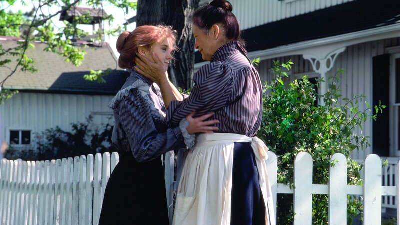 Anne Shirley (Megan Follows) und Marilla (Colleen Dewhurst) (v.l.) – Bild: Bibel TV