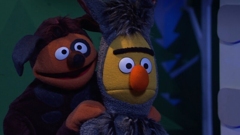 Ernie und Bert als „Bremer Stadtmusikanten“. – Bild: NDR