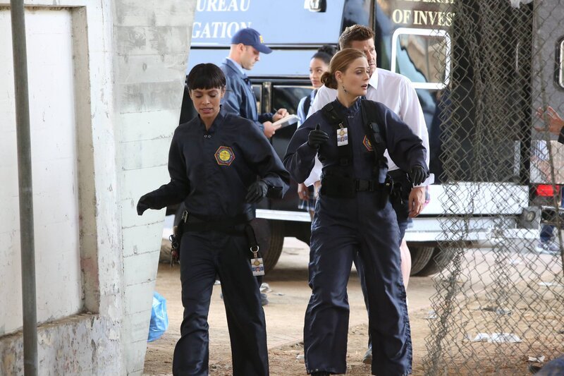 Camille Saroyan (Tamara Taylor, l.); Temperance Brennan (Emily Deschanel, r.) – Bild: ATV2