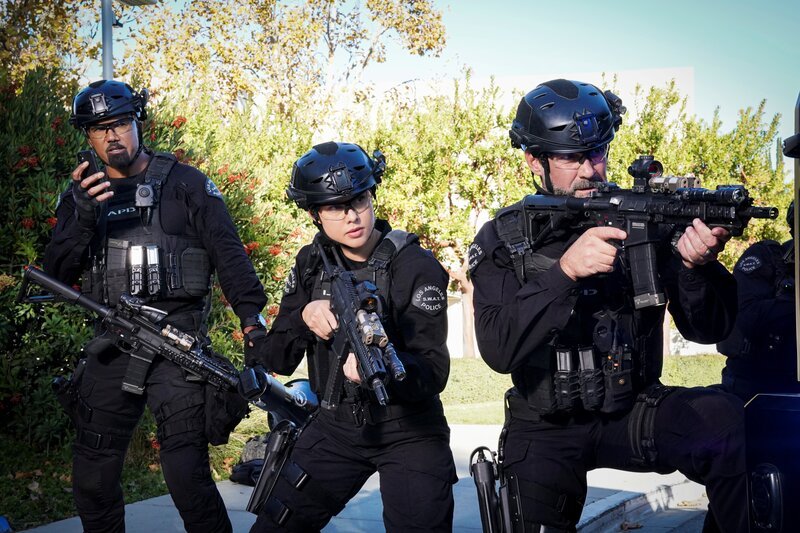 l-r: Sergeant Daniel ‚Hondo‘ Harrelson (Shemar Moore), Officer Zoe Powell (Anna Enger Ritch), Sergeant David ‚Deacon‘ Kay (Jay Harrington) – Bild: Sony Pictures Television/​CBS /​ CBS ENTERTAINMENT