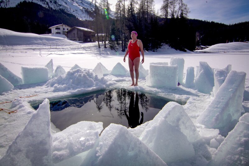 Jeanette Stangier-Bors hat bei Eisschwimm-Weltmeisterschaften schon mehrfach Edelmetall gewonnen. – Bild: ZDF/​SRF/​3sat/​Längengrad Filmproduktion/​Michael Gärtner