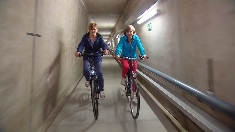 Spektakulär: Annette Krause darf mit Helga Pfitzinger-Schiele, Chefin der Seen, in den Kontrollgang im Damm des Großen Brombachsees. – Bild: Kerstin Raddatz