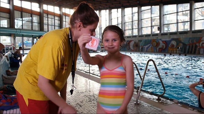 Line taucht nach einem Ring und hat damit ihr Seepferdchen geschafft. – Bild: WDR/​Die Sendung mit dem Elefanten