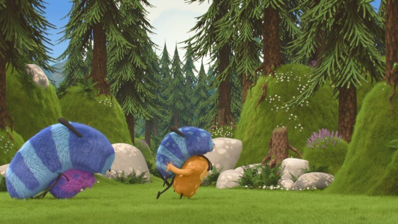 Strit und Kiwi tragen jeder eine Wald-Kuh (Strits Wald-Kuh ist größer als Kiwis.). – Bild: NDR/​Copenhagen Bombay Rights