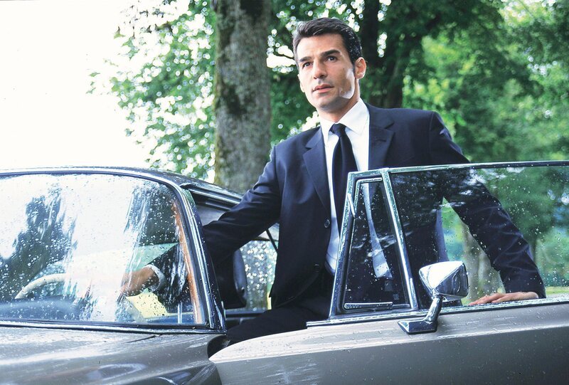 Hauptkommissar Sinan Toprak (Erol Sander), immer unterwegs mit seinem Liebhaberstück, einem Mercedes 280 Coupe, Baujahr 1964. – Bild: ORF