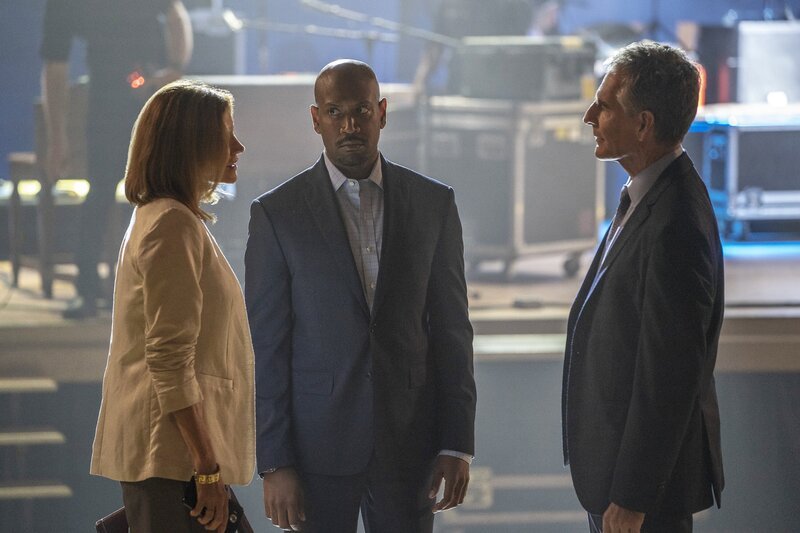 (v.l.n.r.) Gina Powell (Melinda McGraw); Todd Jamieson (Bryan Terrell Clark); Dwayne Pride (Scott Bakula) – Bild: CBS Broadcasting, Inc.